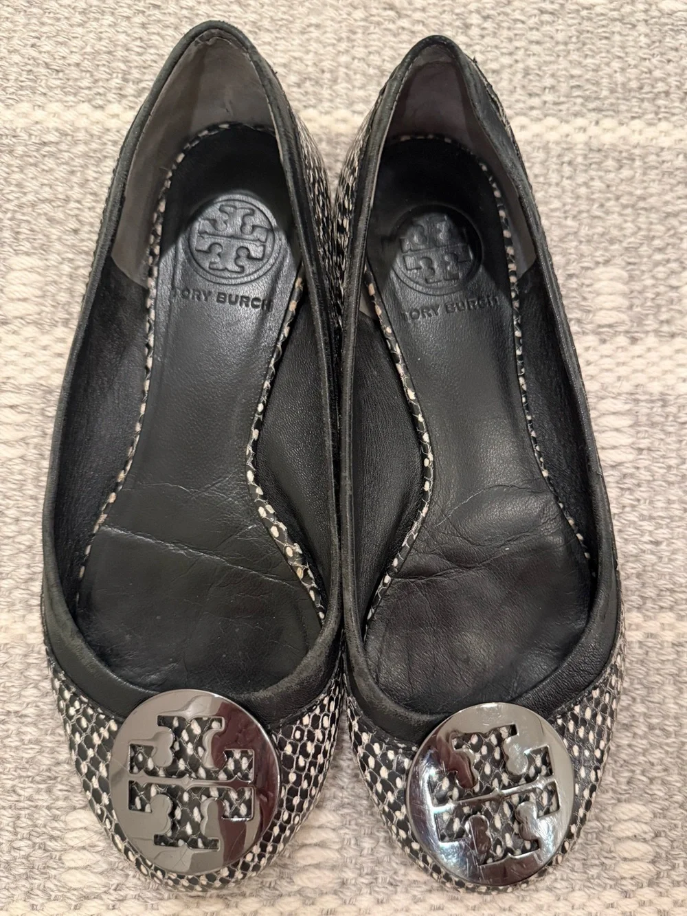 Tory Burch Size 6 Black Snakeskin-Print Logo Round-Toe Ballet Flats